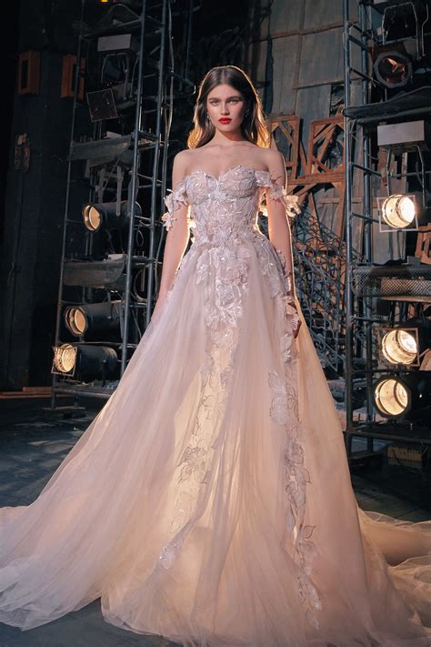 abito da sposa ysl sfilat|Abiti da sposa: i più belli alle sfilate Couture Inverno 24/25.